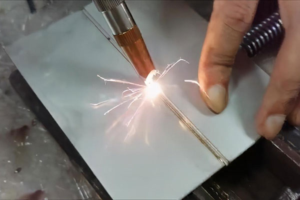 手持式激光焊接機與傳統(tǒng)焊接機比有什么優(yōu)勢？